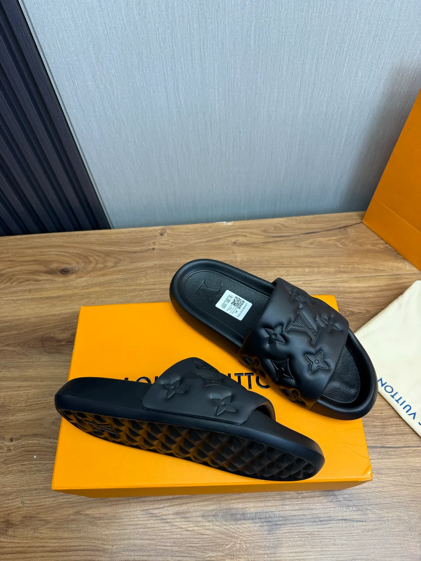 Men's shoes 💰260💰 ▪️LV's popular Little Red Book popular slippers hot sale: 1 shipment✅ Super textured and comfortable slippers, original TPU outsole. Authentic counter box drawer box packaging 🎁Size 38-45